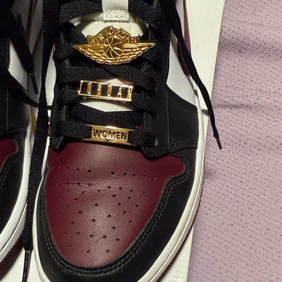 Women’s Air Jordan 1 Mid SE - Picture 2 of 13